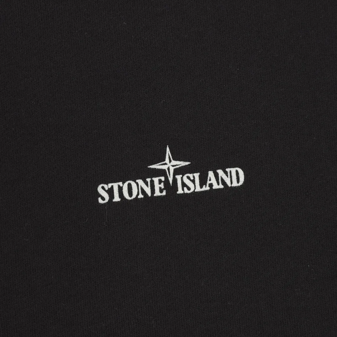 P440 Stone Island 25FW reflective letter round neck sweatshirt is made of high-quality pure cotton fabric, which is not only soft to the touch, without any itch when close to the skin, but also has excellent performance. Moreover, the fabric has been specially treated to be wear-resistant and can still maintain good shape and color after multiple washes. The classic round neck design is simple and elegant, adapting to various face shapes and facial lines. The exquisite stitching on the cuffs and hem demonstrates the brand's ultimate pursuit of details. It is strong and durable and will not easily come off. Size: S-XL